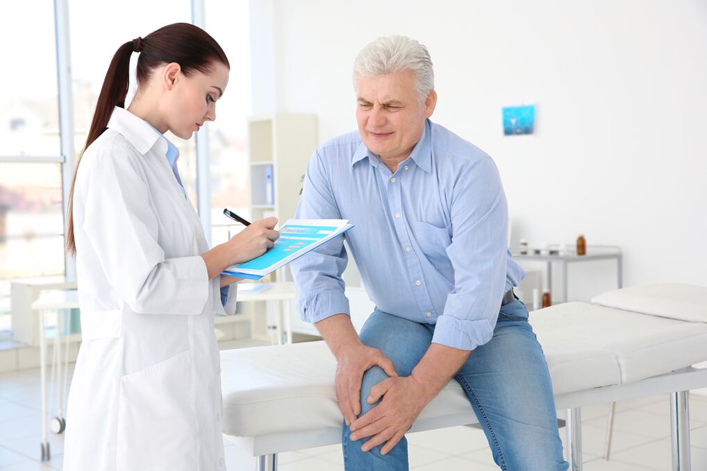 A doctor prescribes treatment to a patient for arthrosis of the knee joint